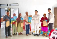 Perwakilan PT NNI menyerahkan paket bantuan Idulfitri kepada warga di sekitar kawasan industri Morowali Utara, Selasa (24/3/2026). Foto: Gao Han.