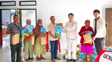 Perwakilan PT NNI menyerahkan paket bantuan Idulfitri kepada warga di sekitar kawasan industri Morowali Utara, Selasa (24/3/2026). Foto: Gao Han.