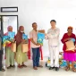 Perwakilan PT NNI menyerahkan paket bantuan Idulfitri kepada warga di sekitar kawasan industri Morowali Utara, Selasa (24/3/2026). Foto: Gao Han.
