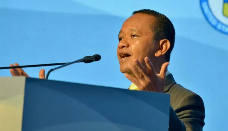 Pemerintah kaji opsi WFH untuk tekan konsumsi BBM, sementara stok energi nasional dipastikan aman hingga Lebaran 2026.