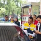 Aktivitas pengisian BBM di SPBU jalur Puncak saat arus wisata Lebaran tetap berjalan lancar dan aman.