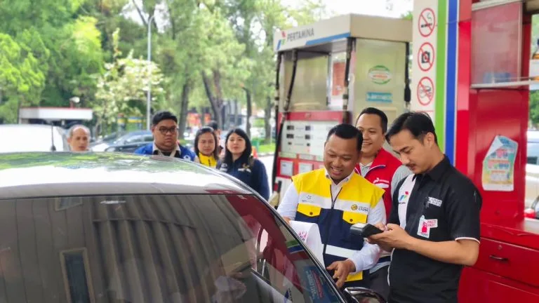 Aktivitas pengisian BBM di SPBU jalur Puncak saat arus wisata Lebaran tetap berjalan lancar dan aman.