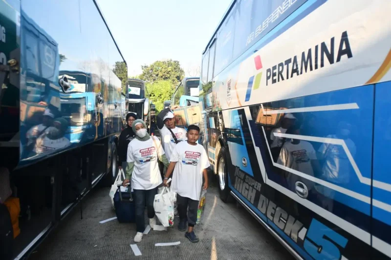 Pertamina berangkatkan lebih dari lima ribu pemudik dengan 153 bus dari TMII menuju dua puluh tiga kota di Pulau Jawa.