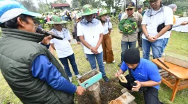 Program Hutan Lestari Pertamina dorong reforestasi dan ekonomi masyarakat dari Bali hingga Jawa dengan penanaman jutaan pohon.