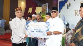 Penyerahan paket sembako Ramadan dari PT Timah kepada perwakilan nelayan Desa Gemuruh, Karimun.
