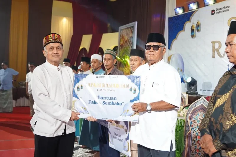 Penyerahan paket sembako Ramadan dari PT Timah kepada perwakilan nelayan Desa Gemuruh, Karimun.
