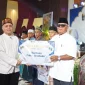 Penyerahan paket sembako Ramadan dari PT Timah kepada perwakilan nelayan Desa Gemuruh, Karimun.