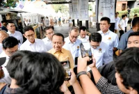 Menteri ESDM Bahlil Lahadalia memastikan harga BBM bersubsidi tidak naik hingga Idulfitri meski harga minyak dunia melampaui USD100 per barel.