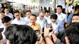 Menteri ESDM Bahlil Lahadalia memastikan harga BBM bersubsidi tidak naik hingga Idulfitri meski harga minyak dunia melampaui USD100 per barel.