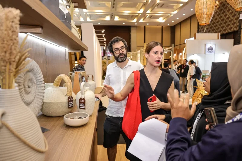 Mustika Indah Keramik memamerkan produk gerabah unik binaan Pertamina di ajang pameran internasional IFEX 2026.