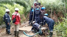 Kru Elnusa bertugas di jalur seismik Sulawesi saat Idulfitri dengan suasana sederhana di lokasi operasi.