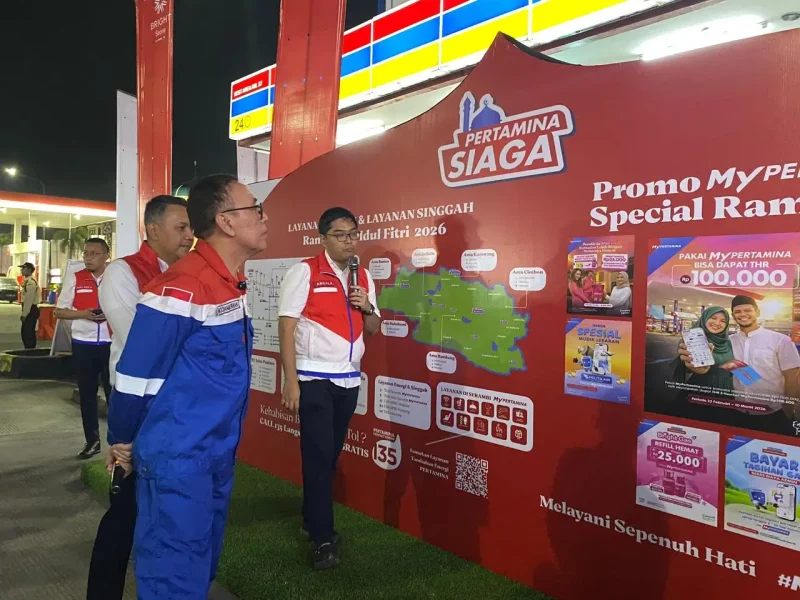 Komisaris Utama Pertamina meninjau SPBU Rest Area KM 57 Tol Jakarta Cikampek untuk memastikan pasokan BBM jelang mudik Lebaran.