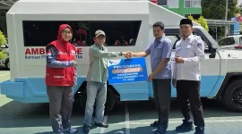 Penyerahan ambulans dari PT Vale kepada PMI Kolaka untuk mendukung layanan kegawatdaruratan masyarakat. Foto Info viral Kolaka 