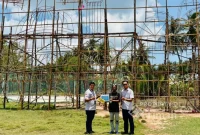 Pemuda Karimun menyiapkan gerbang lampu LED dan pelita Festival Lampu Colok dengan dukungan PT TIMAH.