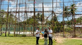 Pemuda Karimun menyiapkan gerbang lampu LED dan pelita Festival Lampu Colok dengan dukungan PT TIMAH.