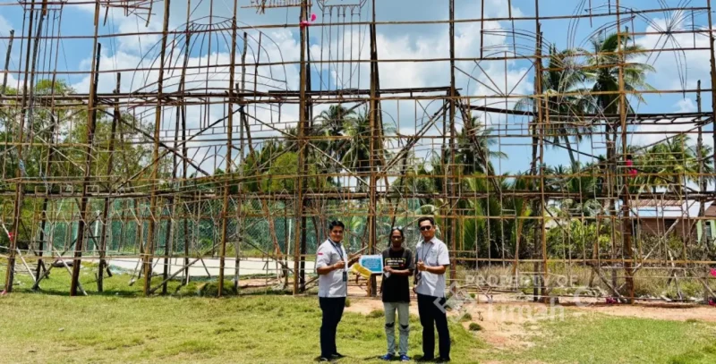 Pemuda Karimun menyiapkan gerbang lampu LED dan pelita Festival Lampu Colok dengan dukungan PT TIMAH.
