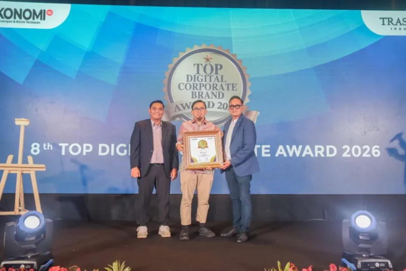 Perwakilan PT Timah menerima penghargaan Digital Corporate Brand Award pada acara yang digelar di Jakarta. Foto PT Timah