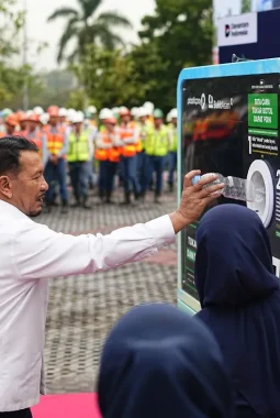 Bukit Asam Luncurkan Mesin Daur Ulang Botol Plastik Berbasis Digital