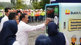 PT Bukit Asam meluncurkan Reverse Vending Machine untuk mengubah botol plastik menjadi poin sebagai upaya pengelolaan sampah.