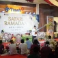 PT Timah salurkan santunan untuk marbot masjid di Kundur dalam Safari Ramadan sebagai bentuk apresiasi peran mereka. Foto dok PT Timah