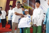 Santri tahfiz menerima bantuan dari PT Timah dalam program Safari Ramadan di berbagai daerah.