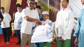 Santri tahfiz menerima bantuan dari PT Timah dalam program Safari Ramadan di berbagai daerah.