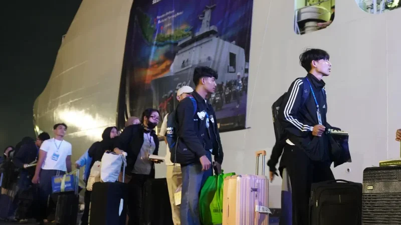 PT TIMAH bersama TNI AL memberangkatkan 1.349 pemudik Bangka Belitung dari Tanjung Priok menggunakan KRI Semarang. Foto PT Timah