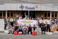 PT TIMAH membagikan 150 paket sembako dan 500 takjil kepada warga dan pengendara di Sungailiat sebagai bagian aksi sosial Ramadan. Foto Dok PT Timah