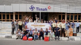 PT TIMAH membagikan 150 paket sembako dan 500 takjil kepada warga dan pengendara di Sungailiat sebagai bagian aksi sosial Ramadan. Foto Dok PT Timah