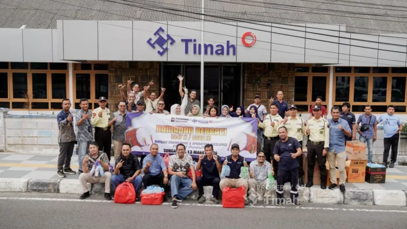 PT TIMAH membagikan 150 paket sembako dan 500 takjil kepada warga dan pengendara di Sungailiat sebagai bagian aksi sosial Ramadan. Foto Dok PT Timah
