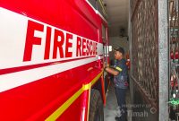 Tim Fire and Rescue PT Timah siaga tangani kebakaran dan darurat, bantu masyarakat dengan dukungan ERG dan hotline cepat.