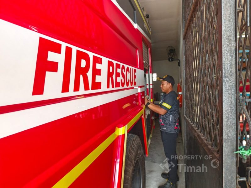 Tim Fire and Rescue PT Timah siaga tangani kebakaran dan darurat, bantu masyarakat dengan dukungan ERG dan hotline cepat.
