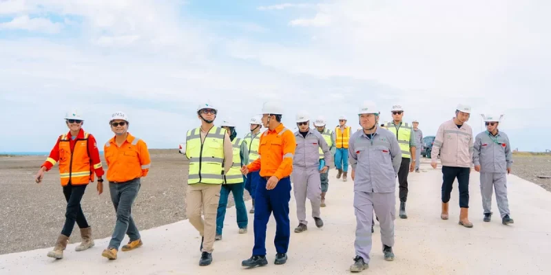 CEO PT Vale Indonesia Tbk, Bernardus Irmanto, tinjau lansung progres pembangunan HPAL di Sambalagi, Morowali (Vale)
