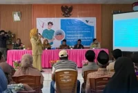 Warga mengikuti edukasi pencegahan TBC dalam kegiatan promosi kesehatan PT Vale di Kolaka