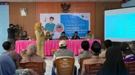 Warga mengikuti edukasi pencegahan TBC dalam kegiatan promosi kesehatan PT Vale di Kolaka