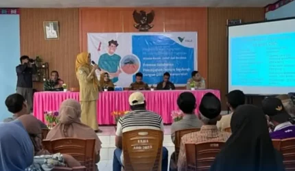 Warga mengikuti edukasi pencegahan TBC dalam kegiatan promosi kesehatan PT Vale di Kolaka