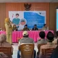 Warga mengikuti edukasi pencegahan TBC dalam kegiatan promosi kesehatan PT Vale di Kolaka