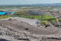 Aktivitas pengolahan sampah di TPA Benowo Surabaya menjadi energi listrik.