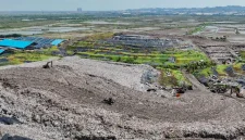 Aktivitas pengolahan sampah di TPA Benowo Surabaya menjadi energi listrik.