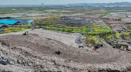 Aktivitas pengolahan sampah di TPA Benowo Surabaya menjadi energi listrik.