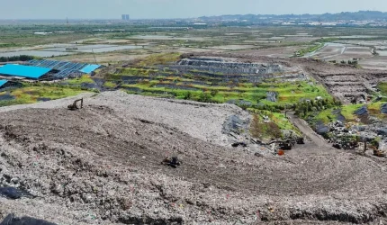 Aktivitas pengolahan sampah di TPA Benowo Surabaya menjadi energi listrik.
