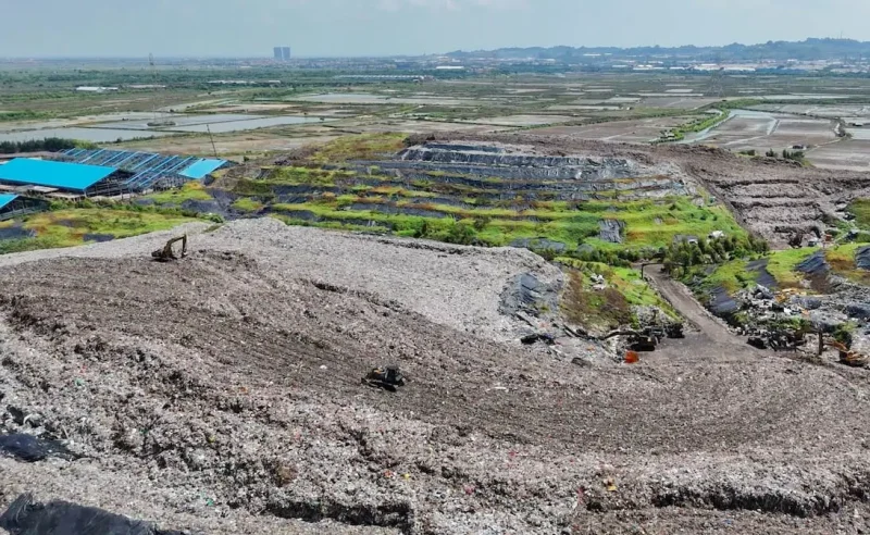 Aktivitas pengolahan sampah di TPA Benowo Surabaya menjadi energi listrik.