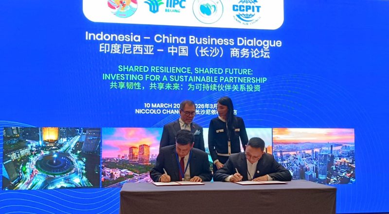 Penandatanganan kerja sama riset hilirisasi nikel FT UGM dan CNGR di Changsha, Tiongkok.