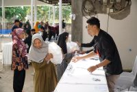 Warga menerima paket sembako dalam program pasar murah Pertamina di Kabupaten Tuban Jawa Timur