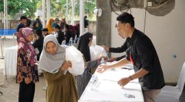 Warga menerima paket sembako dalam program pasar murah Pertamina di Kabupaten Tuban Jawa Timur