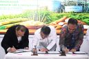 CEO Pertamina New & Renewable Energy, John Anis, bersama PTPN III, Ryanto Wisnuardhy dan MedCo, Aradea Z Arifin melakukan penandatanganan kerja sama Pengembangan Bioetanol di Palm Oil, Gedung Agro Plaza, Jakarta pada Senin (27/04/2026).