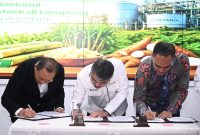 CEO Pertamina New & Renewable Energy, John Anis, bersama PTPN III, Ryanto Wisnuardhy dan MedCo, Aradea Z Arifin melakukan penandatanganan kerja sama Pengembangan Bioetanol di Palm Oil, Gedung Agro Plaza, Jakarta pada Senin (27/04/2026).