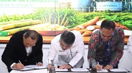 CEO Pertamina New & Renewable Energy, John Anis, bersama PTPN III, Ryanto Wisnuardhy dan MedCo, Aradea Z Arifin melakukan penandatanganan kerja sama Pengembangan Bioetanol di Palm Oil, Gedung Agro Plaza, Jakarta pada Senin (27/04/2026).