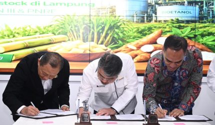 CEO Pertamina New & Renewable Energy, John Anis, bersama PTPN III, Ryanto Wisnuardhy dan MedCo, Aradea Z Arifin melakukan penandatanganan kerja sama Pengembangan Bioetanol di Palm Oil, Gedung Agro Plaza, Jakarta pada Senin (27/04/2026).