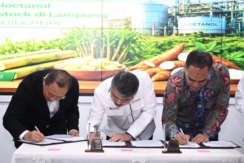CEO Pertamina New & Renewable Energy, John Anis, bersama PTPN III, Ryanto Wisnuardhy dan MedCo, Aradea Z Arifin melakukan penandatanganan kerja sama Pengembangan Bioetanol di Palm Oil, Gedung Agro Plaza, Jakarta pada Senin (27/04/2026).